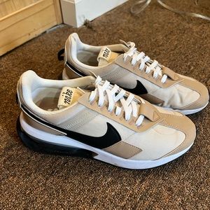 NIKE Womens size 7 AIR Max neural/black